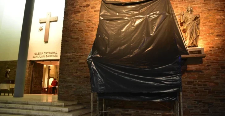 Puesta en valor: restauran las históricas imágenes de los apóstoles en el atrio de la Catedral