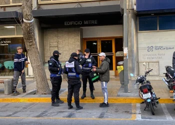 ¿La Policía de San Juan está en la chiquita? La foto del apremio a un laburante del centro y las interpretaciones que dispara
