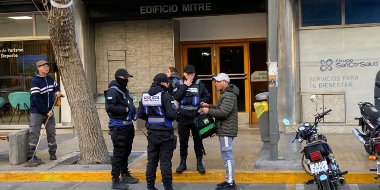 ¿La Policía de San Juan está en la chiquita? La foto del apremio a un laburante del centro y las interpretaciones que dispara