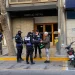 ¿La Policía de San Juan está en la chiquita? La foto del apremio a un laburante del centro y las interpretaciones que dispara
