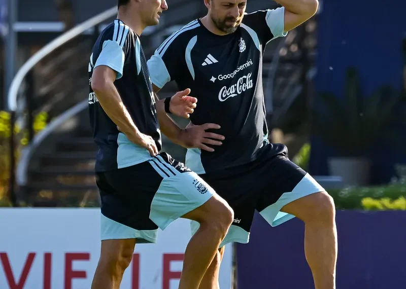 Línea de 3 o de 4: la incógnita que mantiene Scaloni para el debut de la Selección Argentina en el Mundial