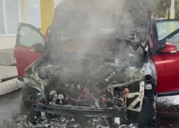 Susto en pleno centro: un auto se incendió en una concurrida esquina capitalina