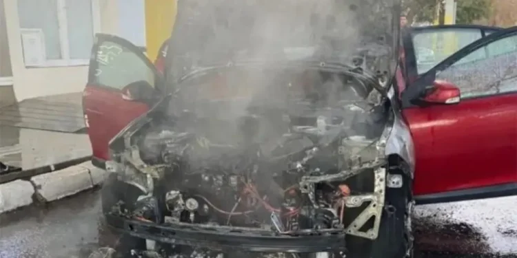 Susto en pleno centro: un auto se incendió en una concurrida esquina capitalina