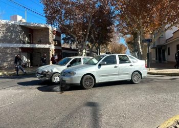 Choque entre dos vehículos en Capital terminó con dos mujeres hospitalizadas