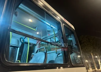 Violento ataque a un colectivo de RedTulum en Albardón dejó un pasajero herido