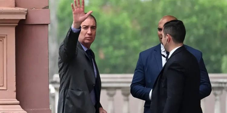 Reajuste en el poder libertario: Milei apuesta por Santilli para la Jefatura de Gabinete