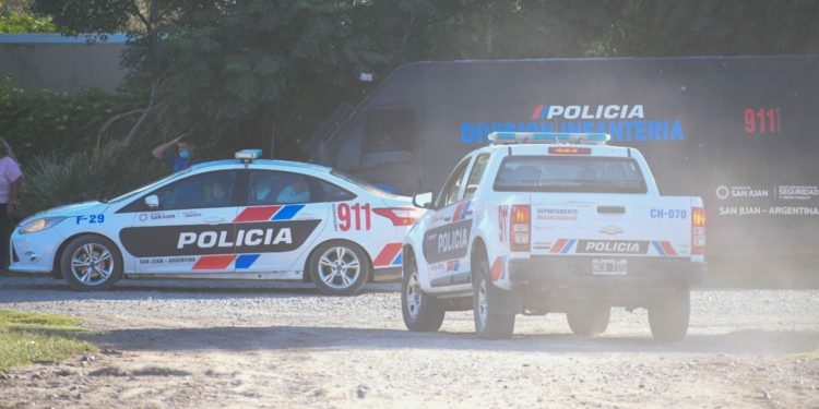 Rawson: escuchó una pelea entre vecinos, salió a la vereda y terminó baleada en el pecho