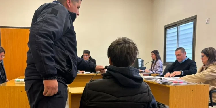 Dictan prisión preventiva para el hombre que empujó a su expareja embarazada por una escalera en Rawson