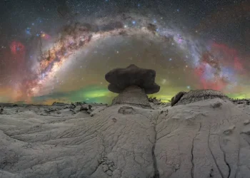 El cielo sobre Ischigualasto: astrofotógrafo retrató el Valle de la Luna bajo el arco completo de la Vía Láctea
