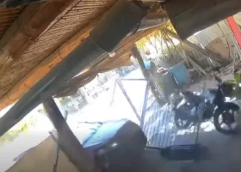 Investigan un violento episodio en Media Agua: un automóvil impactó contra el frente de una vivienda