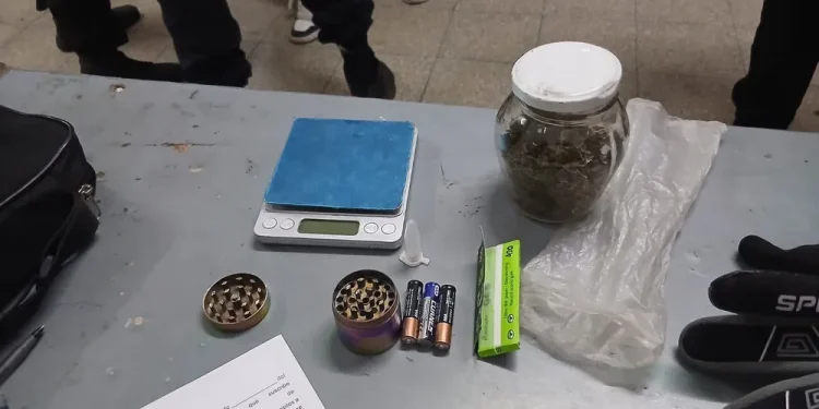 Violenta persecución en Capital: chocó, atacó a los policías y le hallaron estupefacientes