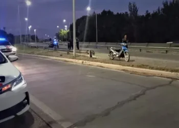 Siniestro vial en la Avenida de Circunvalación: colisión entre dos automóviles dejó importantes daños materiales