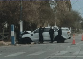 Una mujer fue hospitalizada tras un violento choque entre camionetas en Calle 10