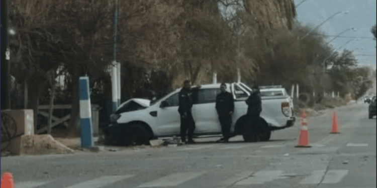 Una mujer fue hospitalizada tras un violento choque entre camionetas en Calle 10