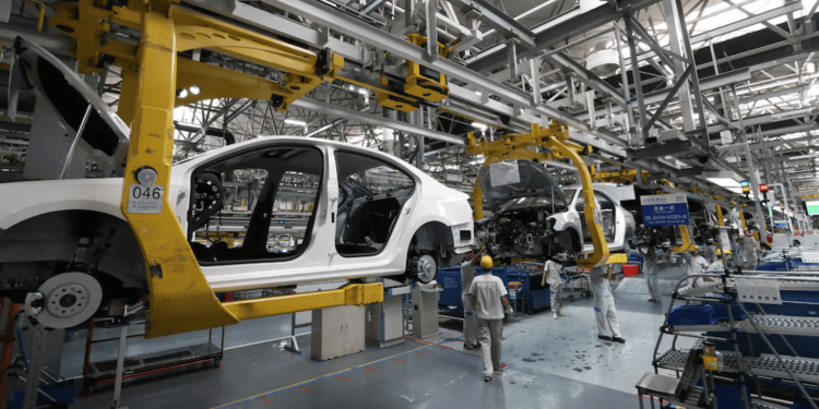 La actividad económica se contrajo un 1,5% en abril, pero mantiene un leve signo positivo interanual