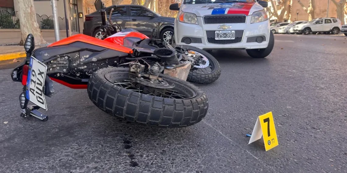 Violento choque en el centro: una motociclista terminó hospitalizada con graves heridas
