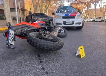 Violento choque en el centro: una motociclista terminó hospitalizada con graves heridas