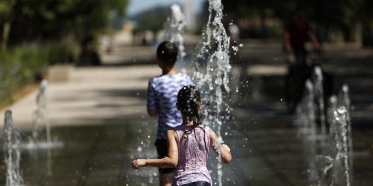 Conmoción mundial: dos niños murieron atrapados dentro de un auto en plena ola de calor extremo en Francia