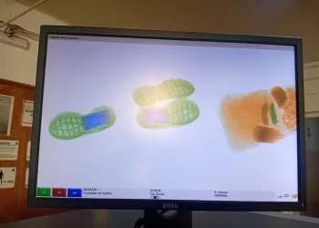 Controles implacables en Chimbas: intentaron ingresar droga y un celular ocultos en las suelas de unas zapatillas
