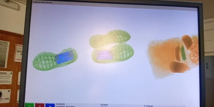Controles implacables en Chimbas: intentaron ingresar droga y un celular ocultos en las suelas de unas zapatillas