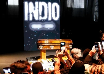 Adiós al ícono del rock nacional: multitudinaria despedida al Indio Solari en Avellaneda