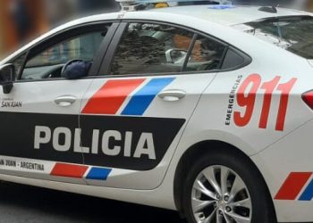 Rawson: Pasó un semáforo en rojo, lo paró la policía y cayó con un arma y 16 dosis de cocaína