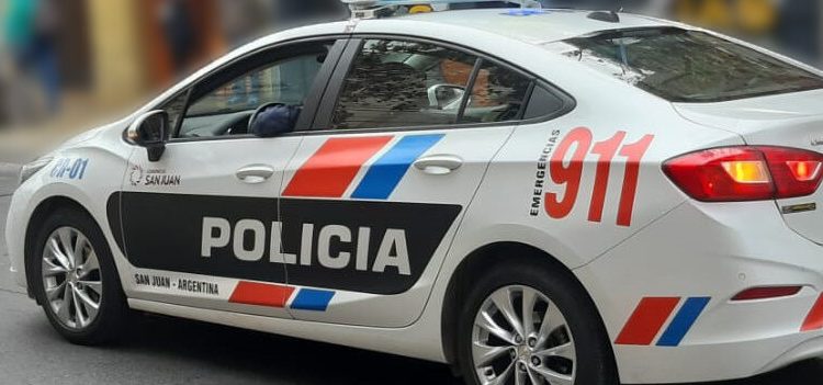 Rawson: Pasó un semáforo en rojo, lo paró la policía y cayó con un arma y 16 dosis de cocaína