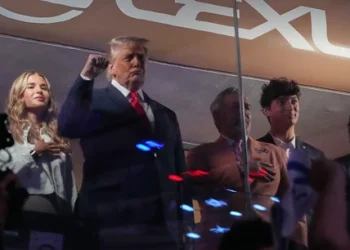 Clima hostil en Nueva York: Donald Trump fue abucheado en el Madison Square Garden y se quedó dormido