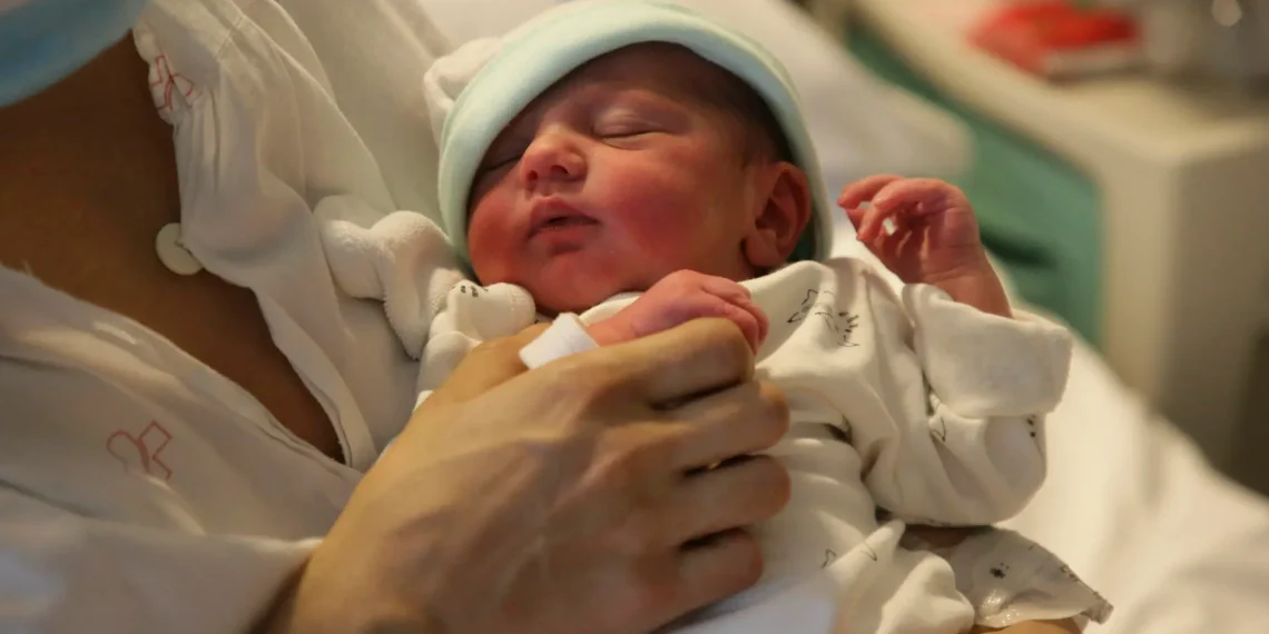 Menos nacimientos y más maternidad tardía: el fenómeno que transforma la demografía actual