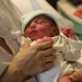 Menos nacimientos y más maternidad tardía: el fenómeno que transforma la demografía actual