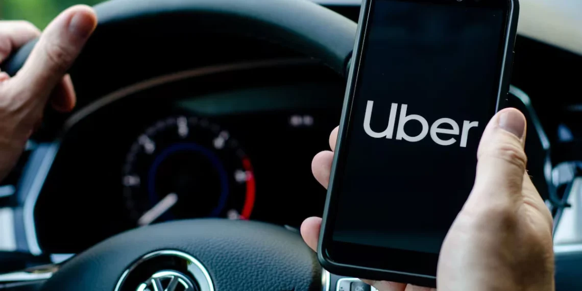 Insólito: se bajó a buscar plata para pagar el Uber y el conductor se llevó la mochila