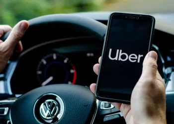 Insólito: se bajó a buscar plata para pagar el Uber y el conductor se llevó la mochila