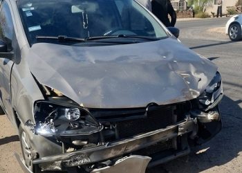 Violento choque en Rawson terminó con dos automóviles destrozados en una esquina