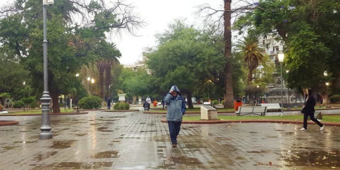 Sin tregua en el Día del Amigo: la lluvia continuará durante todo este lunes en San Juan