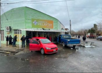 Violento choque en Caucete: una camioneta y un auto destruyeron parte de una farmacia