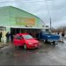 Violento choque en Caucete: una camioneta y un auto destruyeron parte de una farmacia