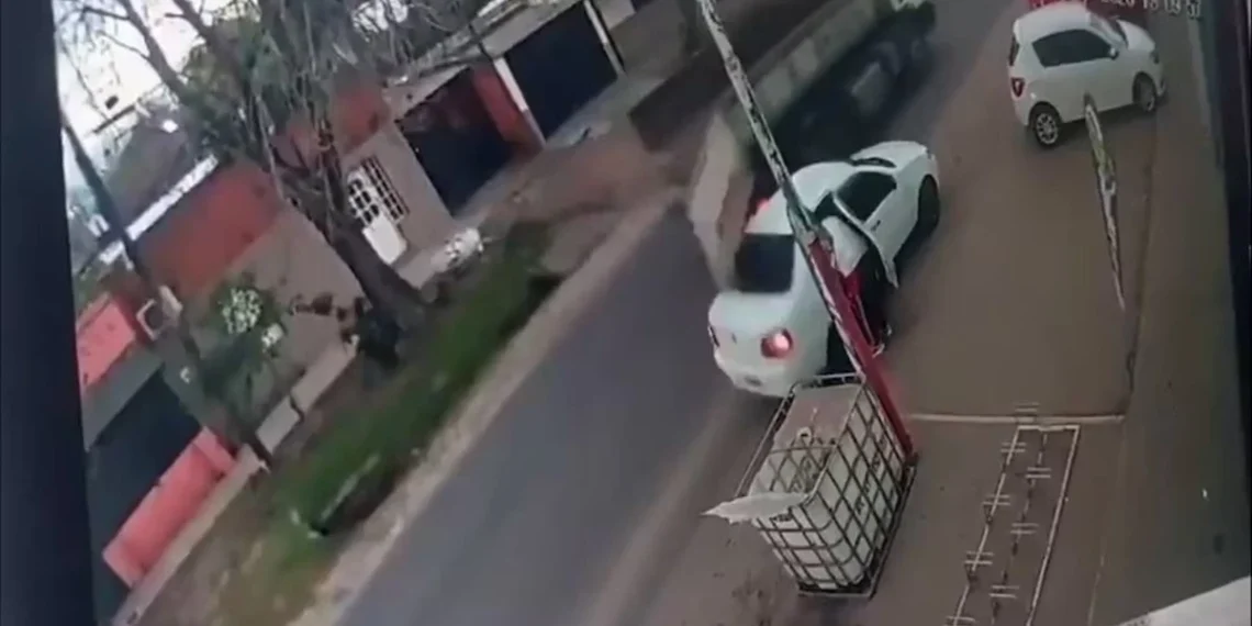 Un camión municipal embistió a un auto estacionado y una beba de un año salió despedida hacia el asfalto