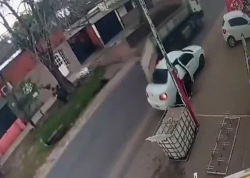 Un camión municipal embistió a un auto estacionado y una beba de un año salió despedida hacia el asfalto