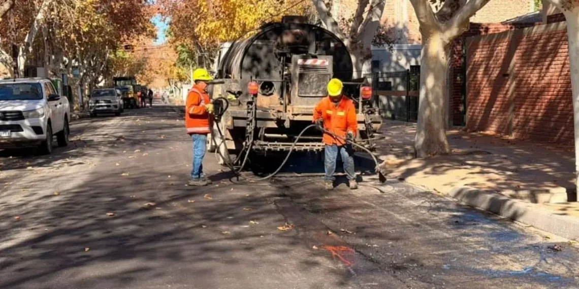 Obras en Capital: ni el feriado detiene la pavimentación en la Avenida Rioja