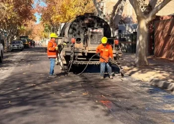 Obras en Capital: ni el feriado detiene la pavimentación en la Avenida Rioja