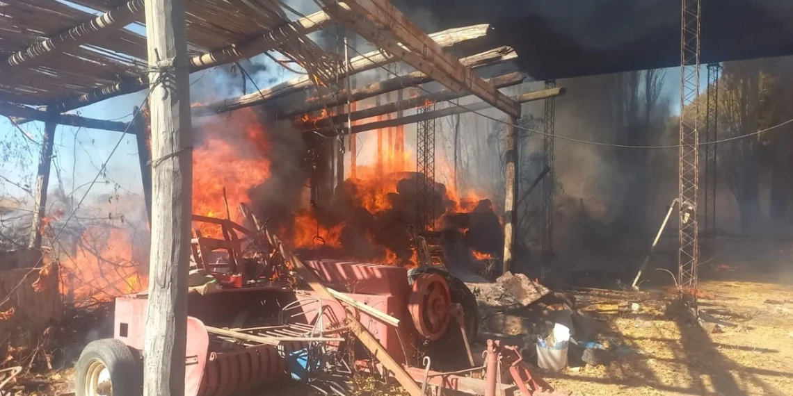 Feroz incendio en Pocito: tres dotaciones de bomberos trabajaron a contrarreloj en calle Mendoza y 17