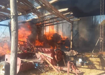 Feroz incendio en Pocito: tres dotaciones de bomberos trabajaron a contrarreloj en calle Mendoza y 17