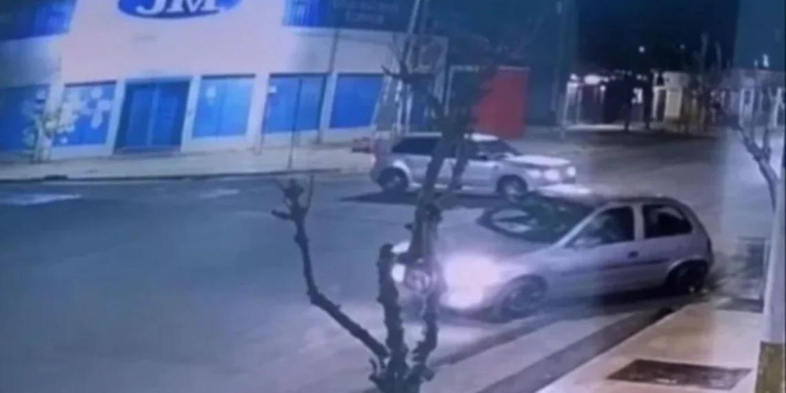Indignación en Capital: chocó a un auto a alta velocidad y se dio a la fuga sin asistir a tres jóvenes