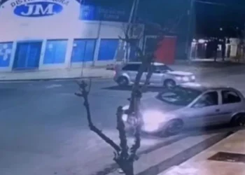 Indignación en Capital: chocó a un auto a alta velocidad y se dio a la fuga sin asistir a tres jóvenes