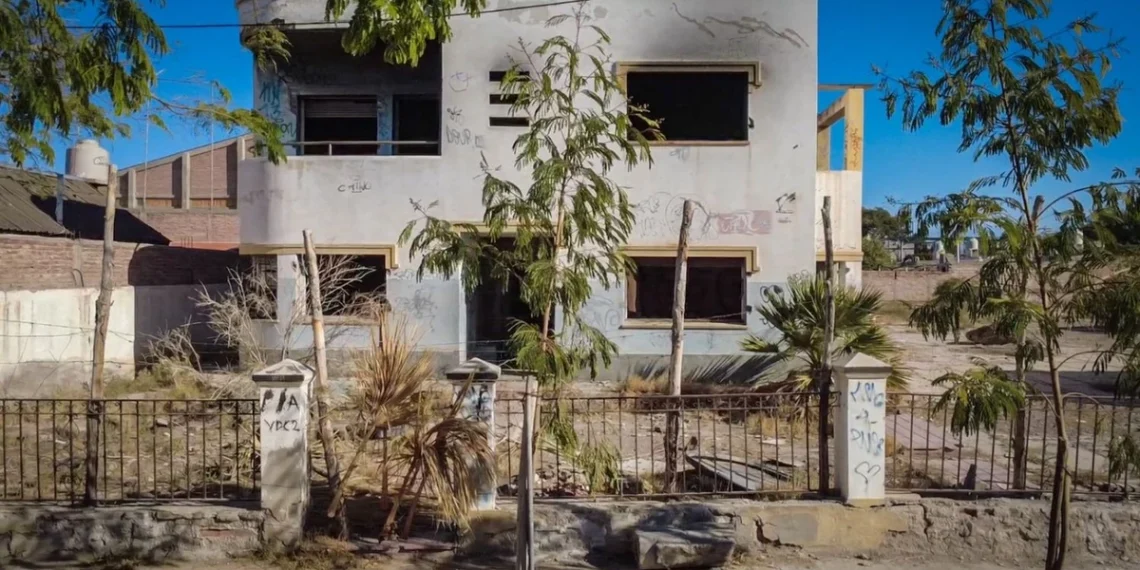 Inquietud en Villa del Carril: un complejo abandonado genera fuerte preocupación a metros de la «Casa de la Tejedora»