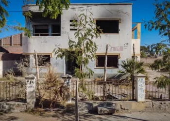 Inquietud en Villa del Carril: un complejo abandonado genera fuerte preocupación a metros de la «Casa de la Tejedora»