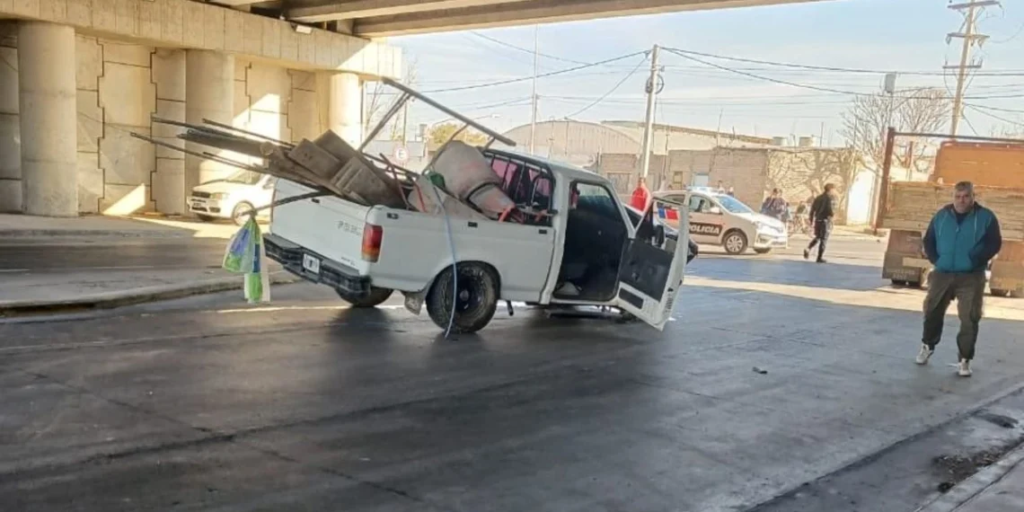 Caos vehicular debajo de un puente de la Ruta 40 tras un violento choque