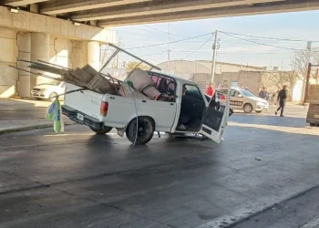 Caos vehicular debajo de un puente de la Ruta 40 tras un violento choque