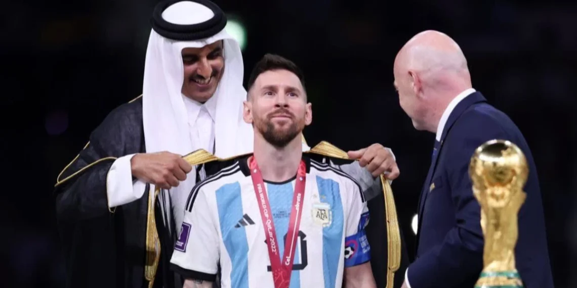 Luto en el fútbol y la política: murió el ex emir de Qatar que le colocó la tradicional capa a Messi en 2022