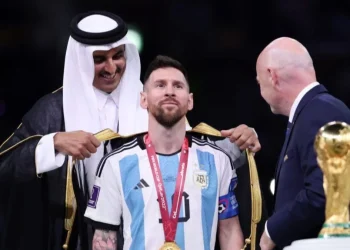 Luto en el fútbol y la política: murió el ex emir de Qatar que le colocó la tradicional capa a Messi en 2022
